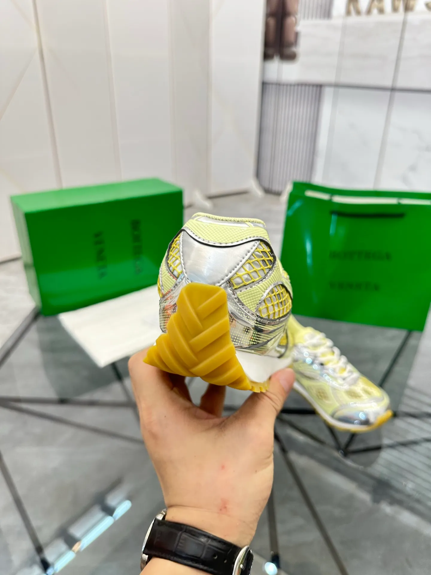 Factory men's shoes 💰: 620💰 (top version) BV Orbit sneakers Wang Yibo's same style couple's dad shoes Runner sneakers, made of lightweight technical mesh fabric. Matched with geometric pattern designed rubber outsole Wang Zha series high version Look for the package craftsmanship The actual height is much higher, but the legs are still slim. Very nice and playable and durable Matching to the standard 💯 Package shoe technology Look for the high version The outsole is made of color-blocked TPU outsole Women's model 35 36 37 38 39 40 41 (40 41 customized) Men's model 38 39 40 41 42 43 44 45. (Customized size 38 45.46) No. H345
